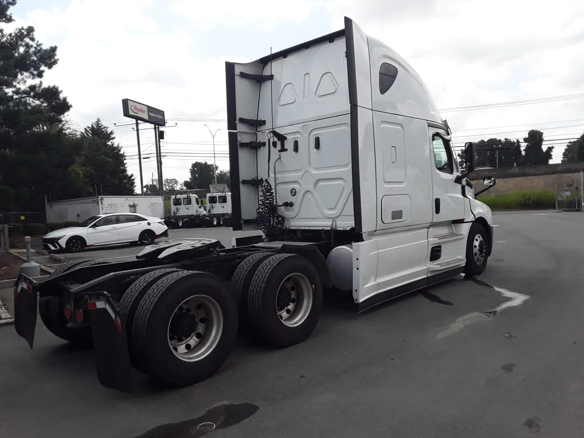 2021 Freightliner Cascadia in Charlotte, NC — photo 8
