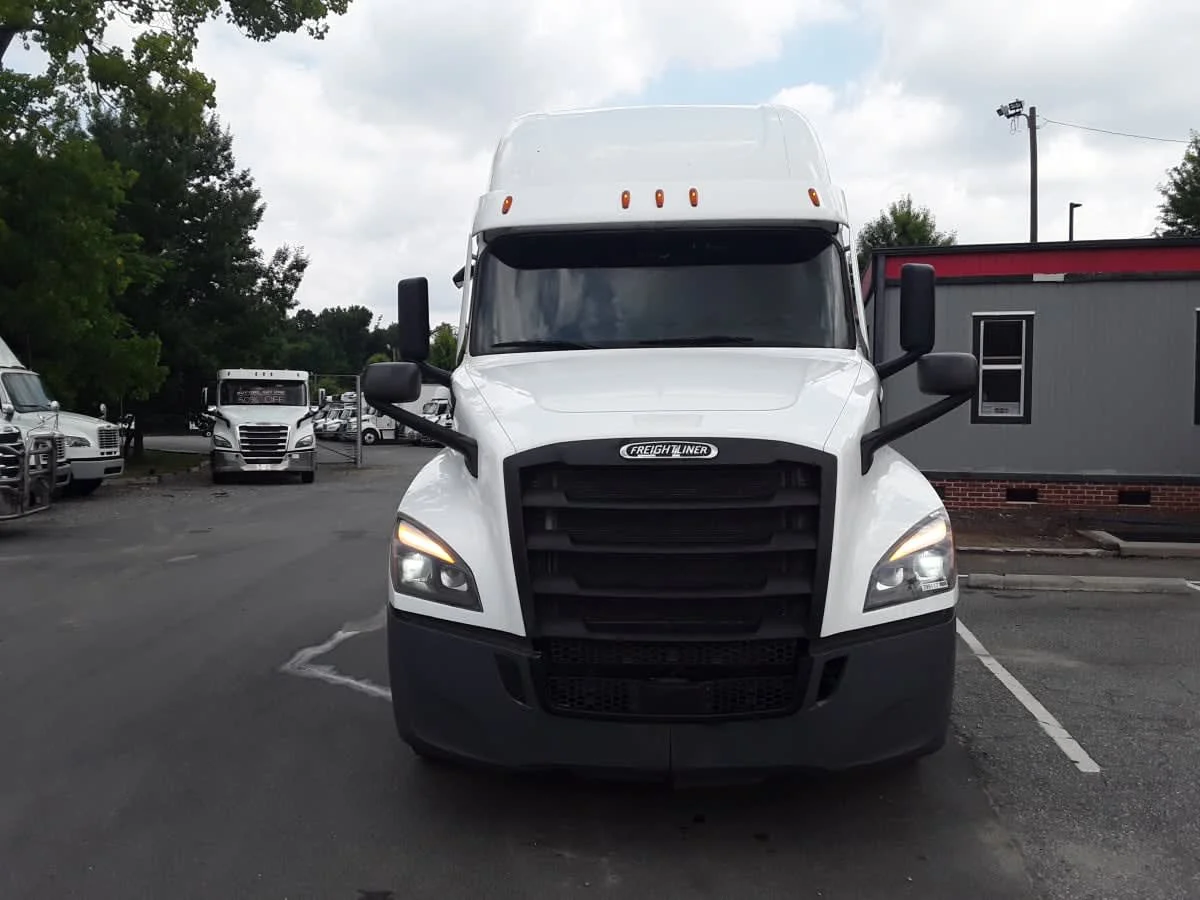 2021 Freightliner Cascadia in Charlotte, NC — photo 2