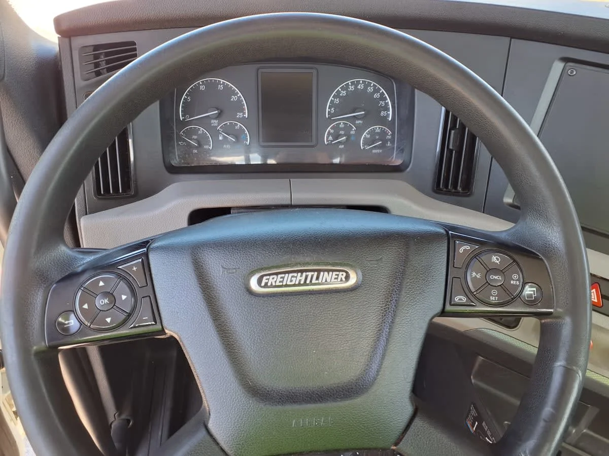 2020 Freightliner Cascadia - image 10