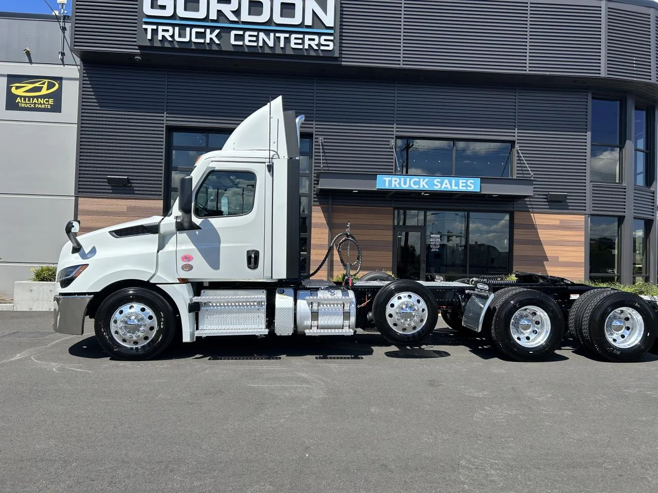 2027 Freightliner in Pacific, WA — photo 2