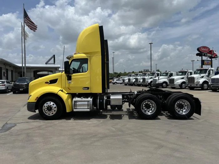 2021 Peterbilt 579 in Houston, TX — photo 3