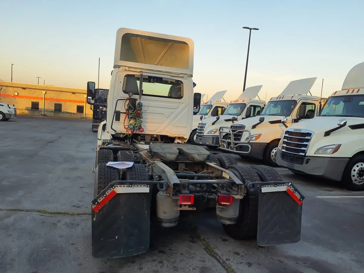 2018 International LT - image 5