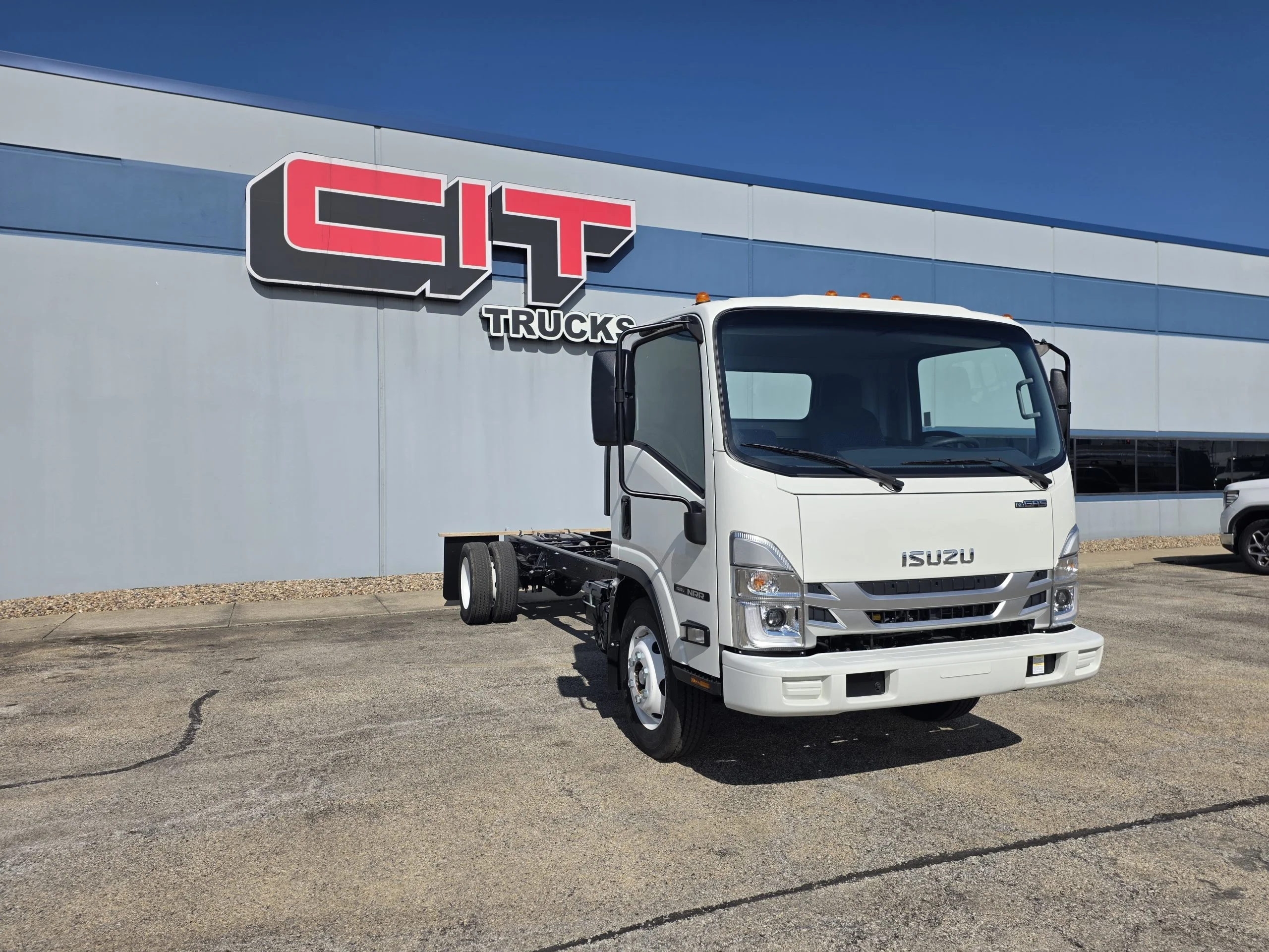 2025 Isuzu NRR in Springfield, IL — photo 3