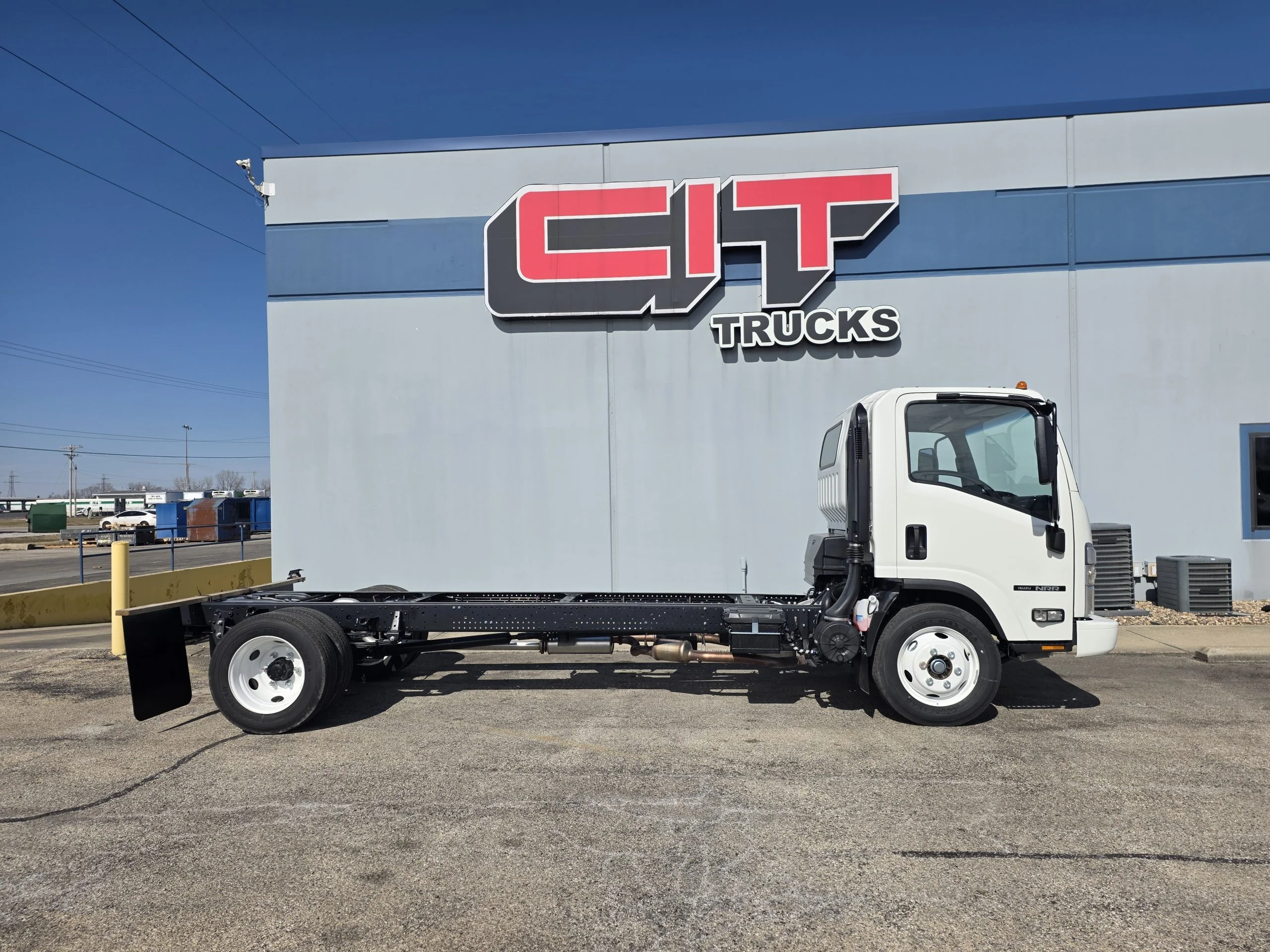 2025 Isuzu NRR in Springfield, IL — photo 4