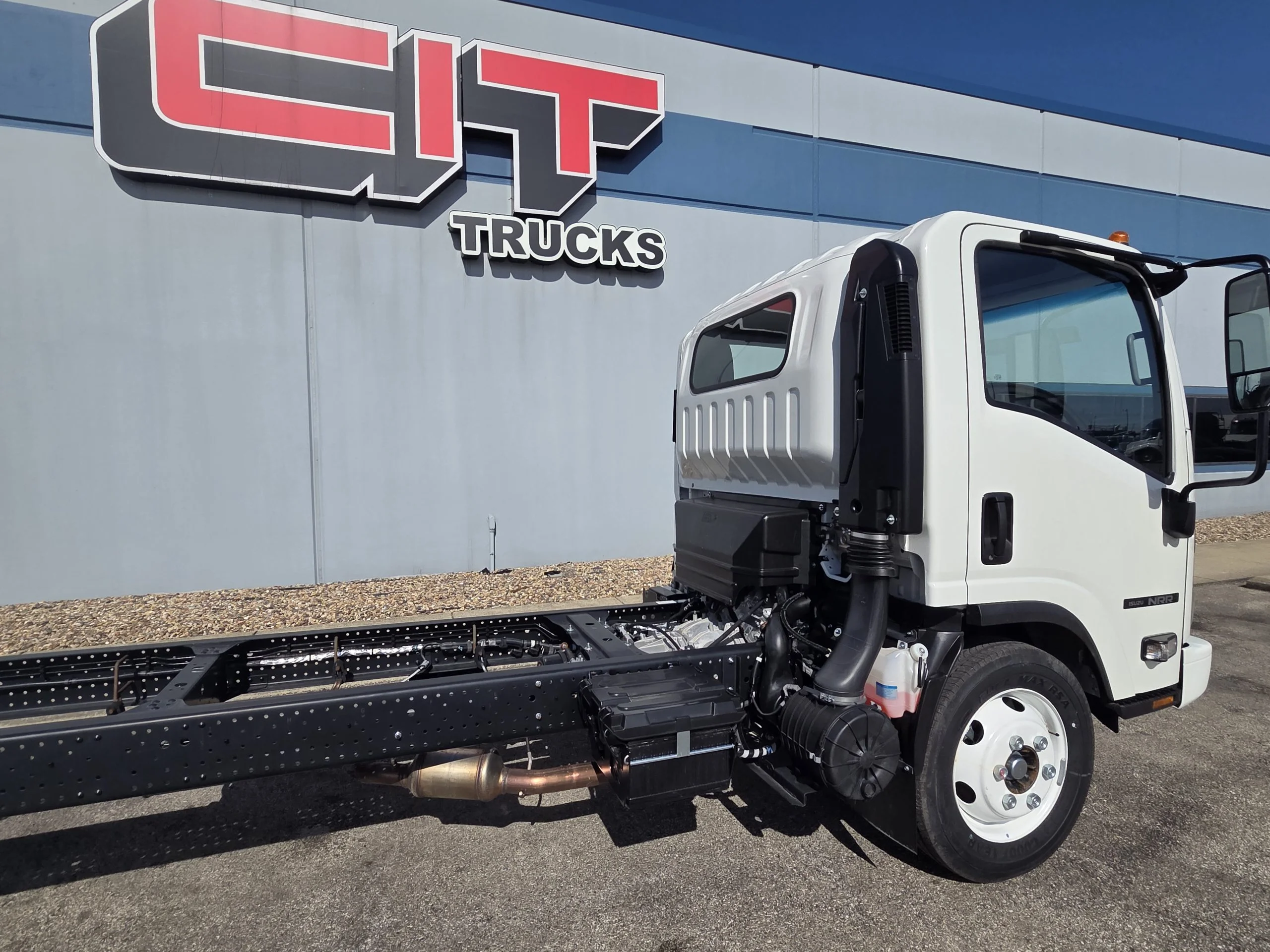 2025 Isuzu NRR in Springfield, IL — photo 5