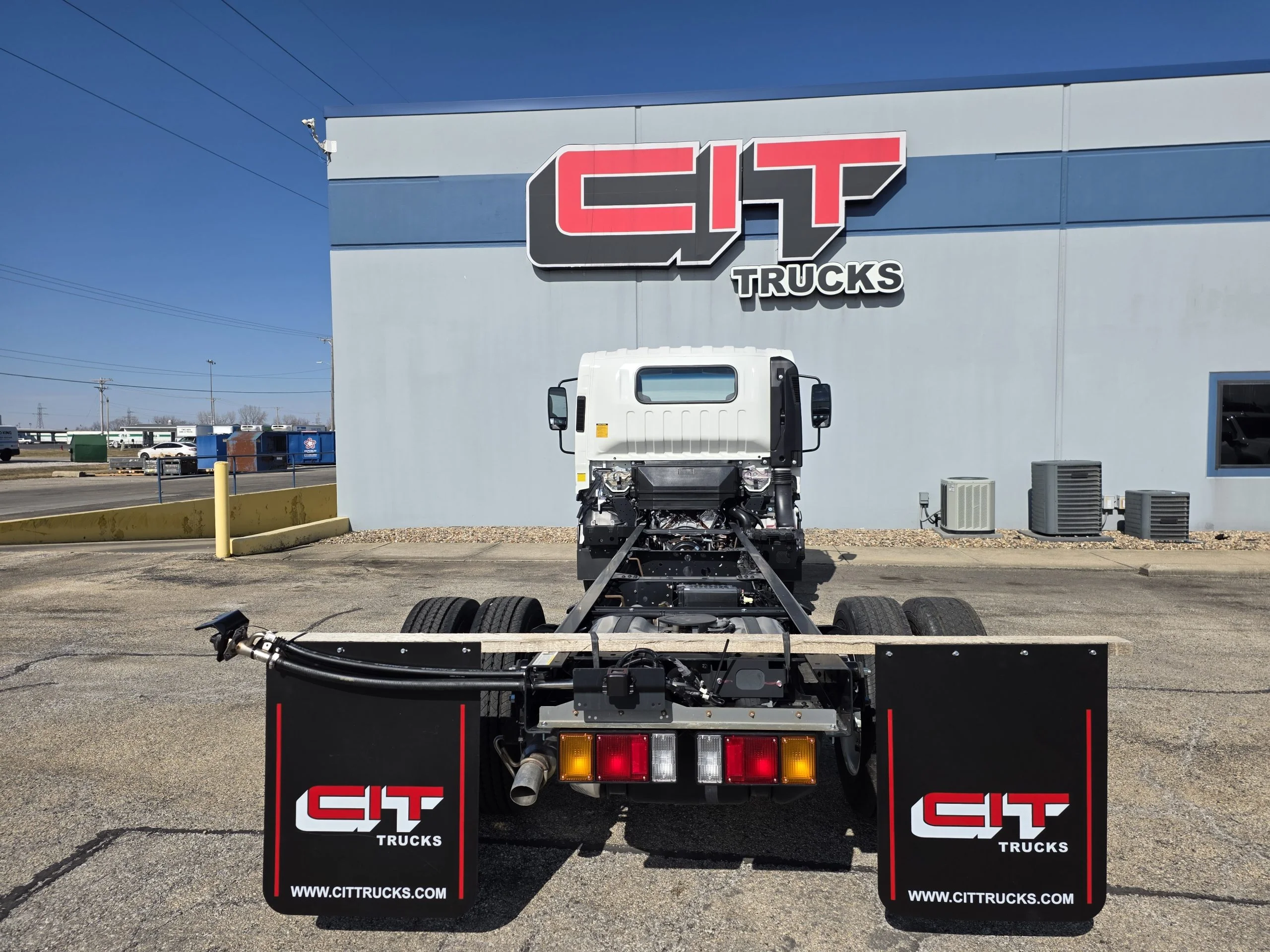 2025 Isuzu NRR in Springfield, IL — photo 6