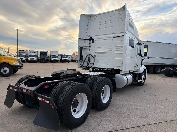 2023 Volvo VNL 760 - image 7