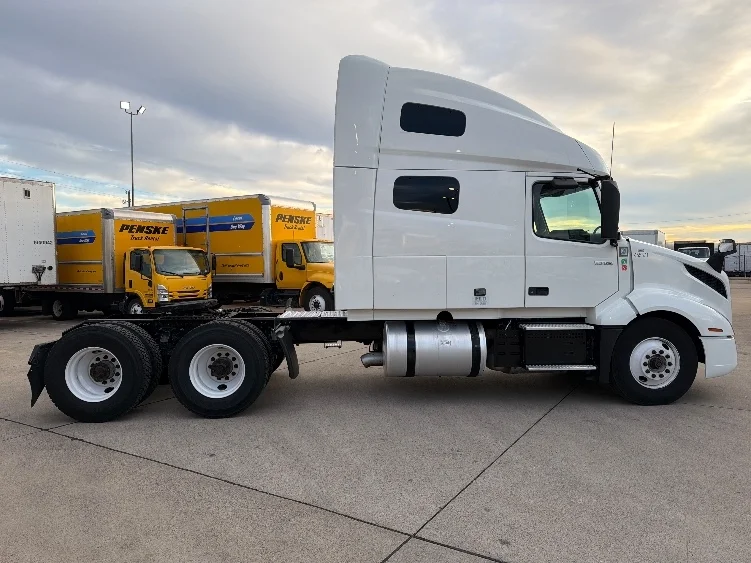 2023 Volvo VNL 760 - image 8
