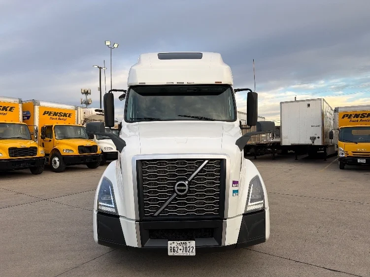2023 Volvo VNL 760 - image 2