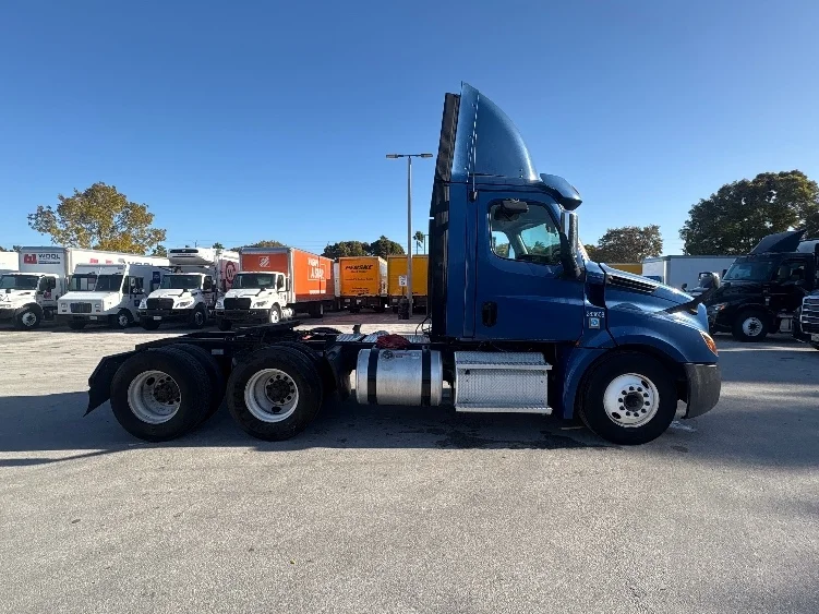 2020 Freightliner Cascadia in Medley, FL — photo 8