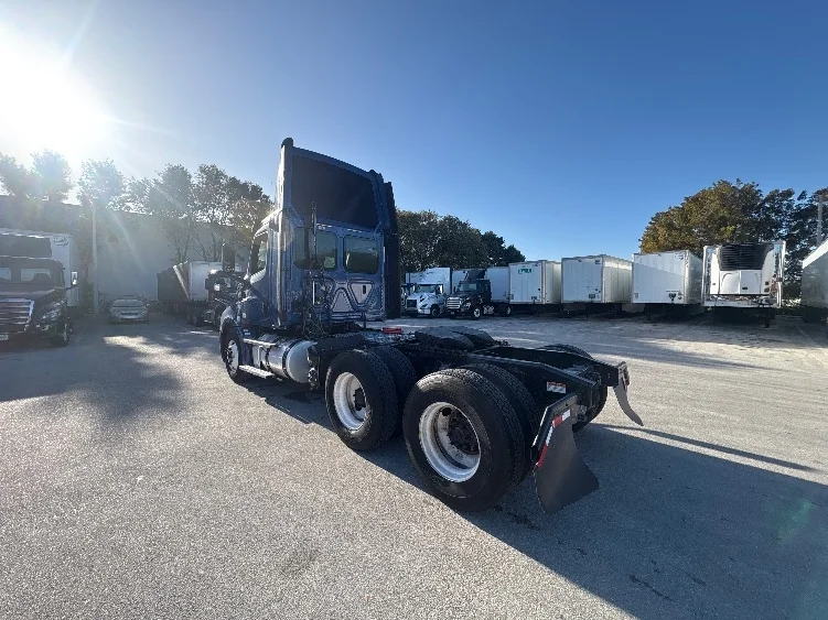 2020 Freightliner Cascadia in Medley, FL — photo 5