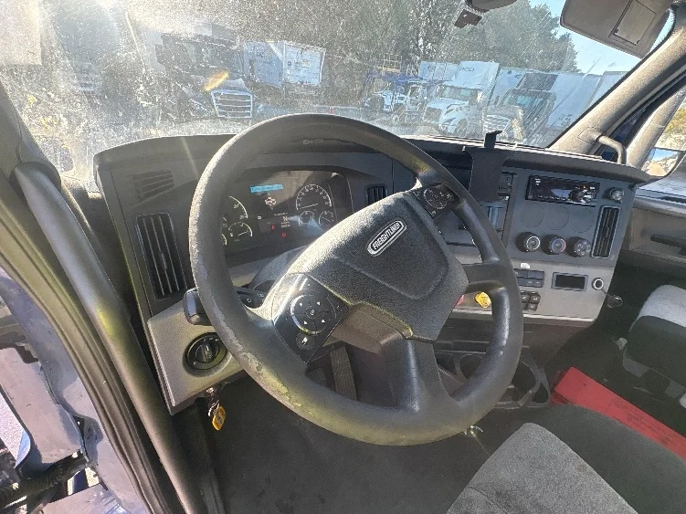 2020 Freightliner Cascadia in Medley, FL — photo 10