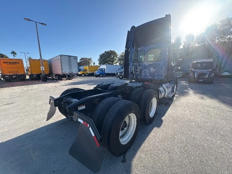 2020 Freightliner Cascadia in Medley, FL — photo 7
