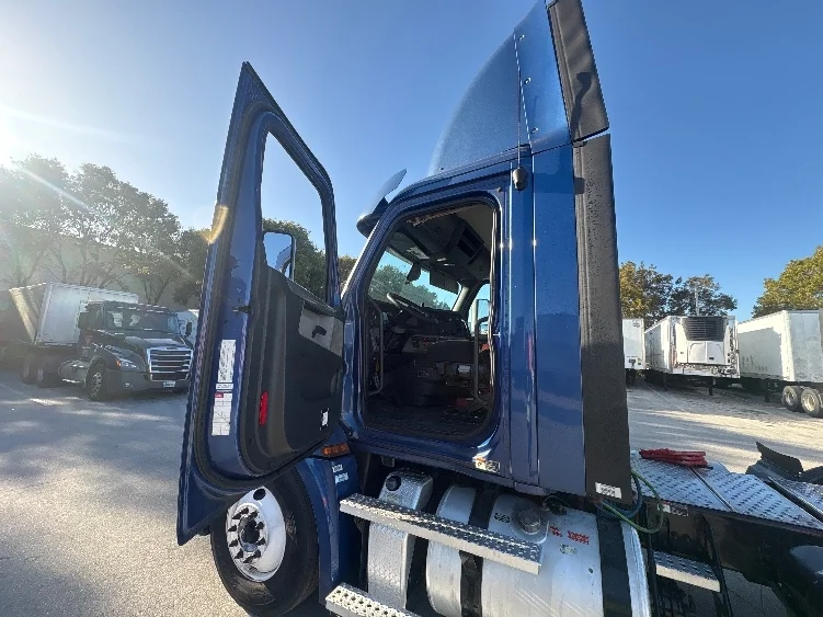 2020 Freightliner Cascadia in Medley, FL — photo 9