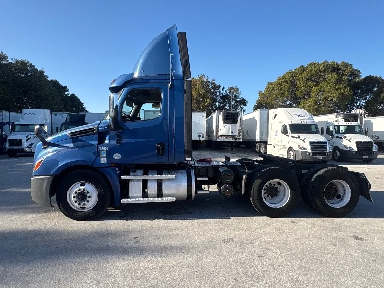 2020 Freightliner Cascadia in Medley, FL — photo 4