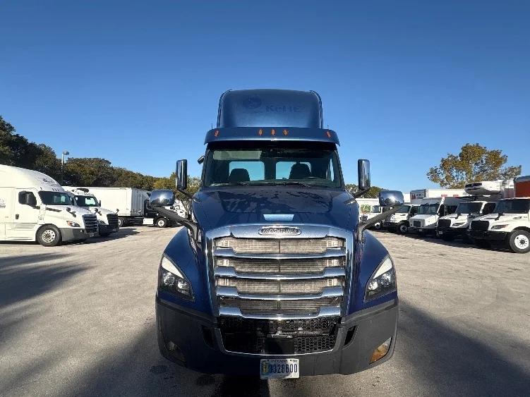 2020 Freightliner Cascadia in Medley, FL — photo 2