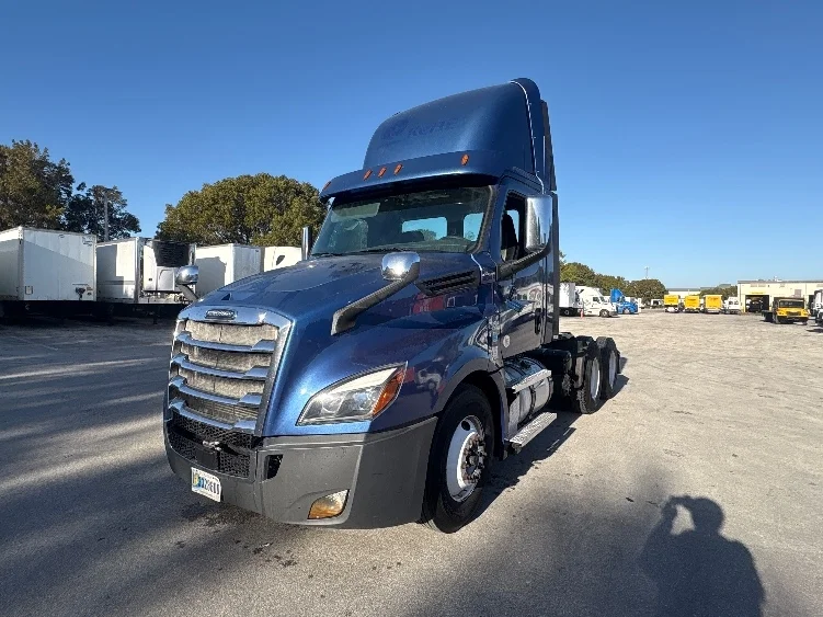 2020 Freightliner Cascadia in Medley, FL — photo 3