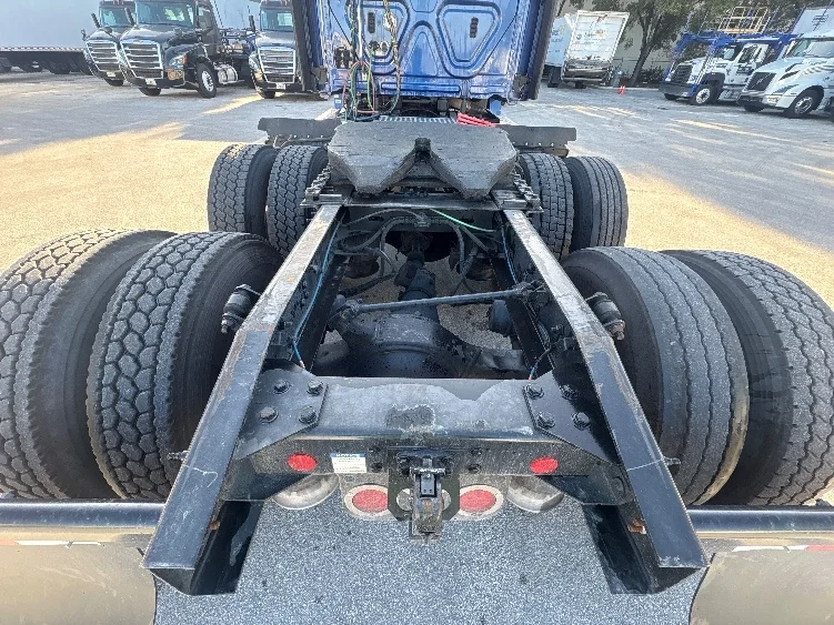 2020 Freightliner Cascadia in Medley, FL — photo 6