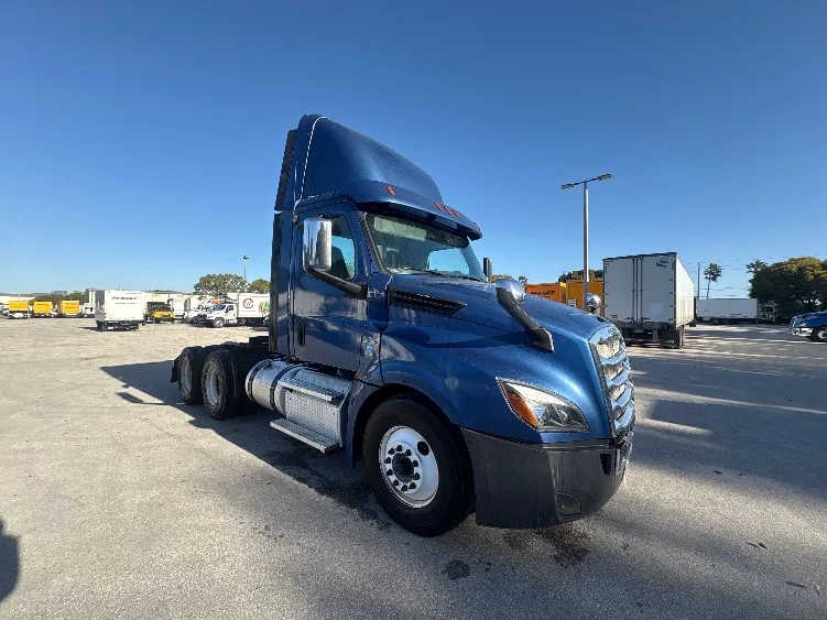 2020 Freightliner Cascadia in Medley, FL