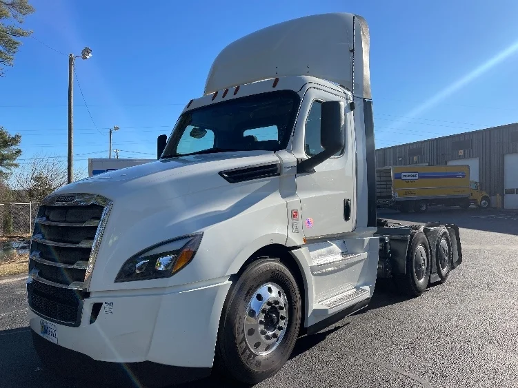 2019 Freightliner Cascadia - image 3