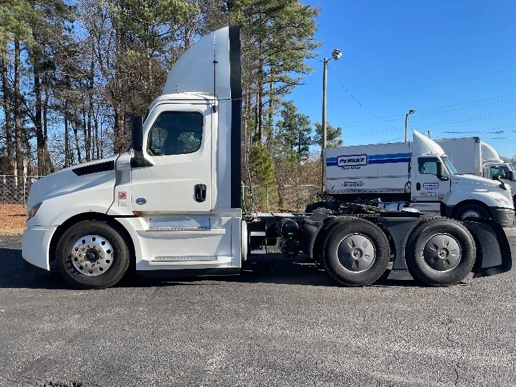 2019 Freightliner Cascadia - image 4