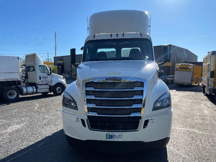 2019 Freightliner Cascadia - image 2