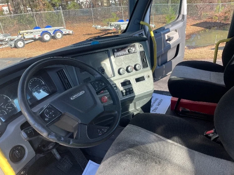 2019 Freightliner Cascadia - image 10
