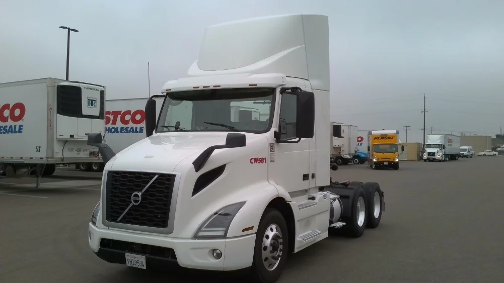 2021 Volvo VNR 640 - image 3
