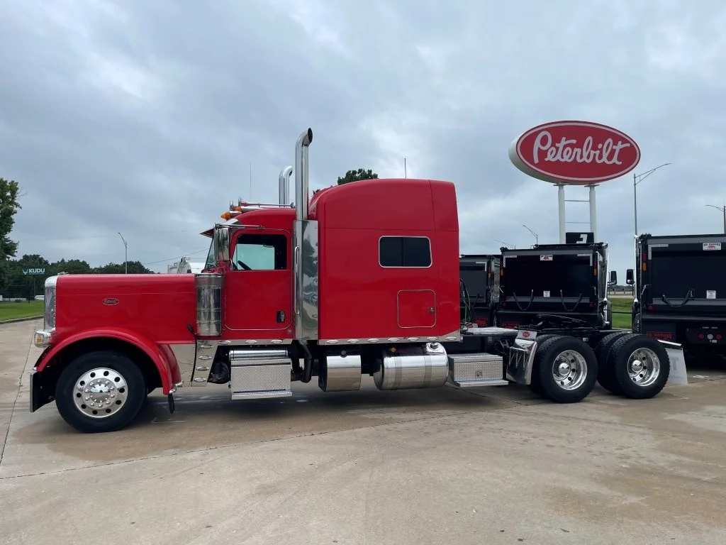2023 Peterbilt 389 in Springfield, MO — photo 2