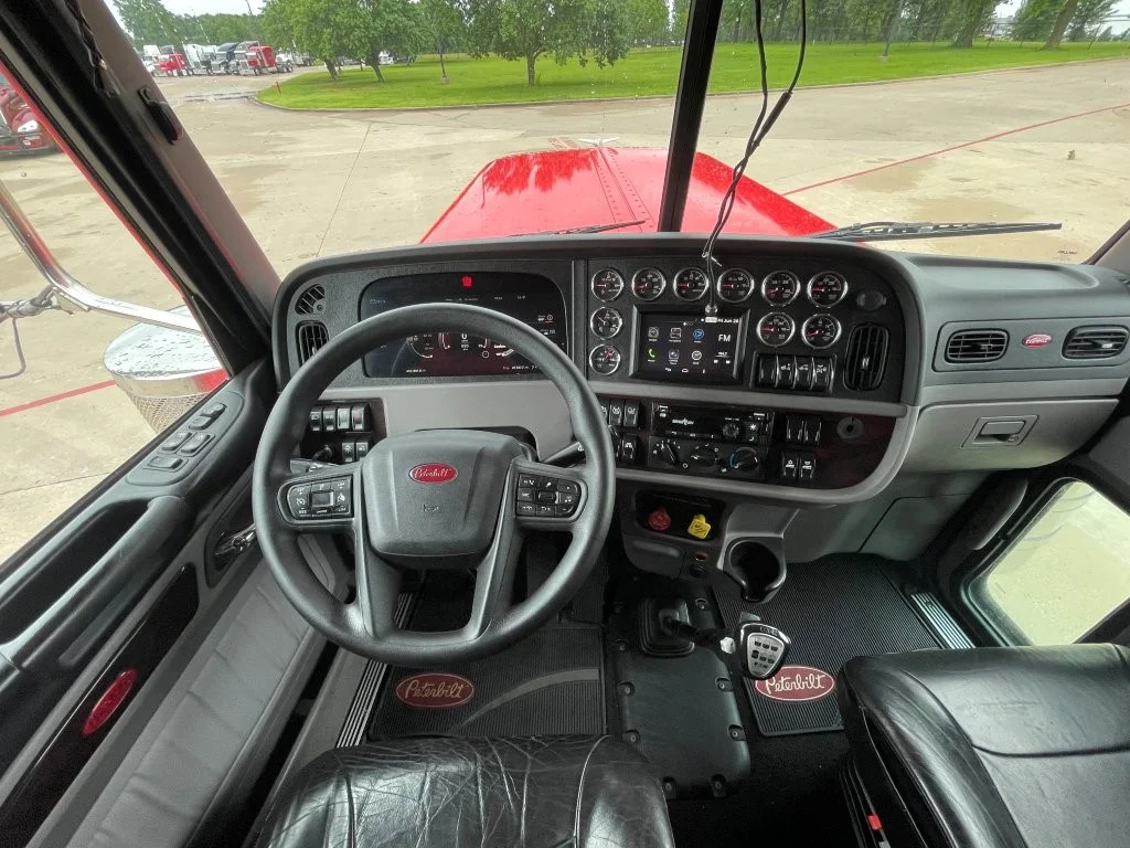 2023 Peterbilt 389 in Springfield, MO — photo 12