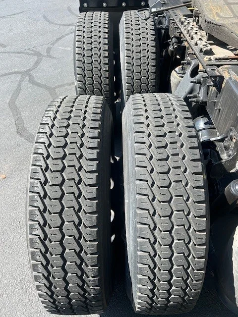 2021 International LT - image 11