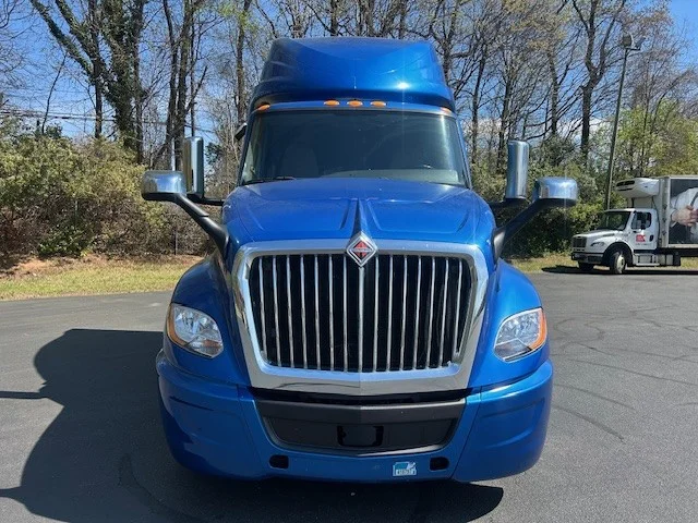 2021 International LT - image 2