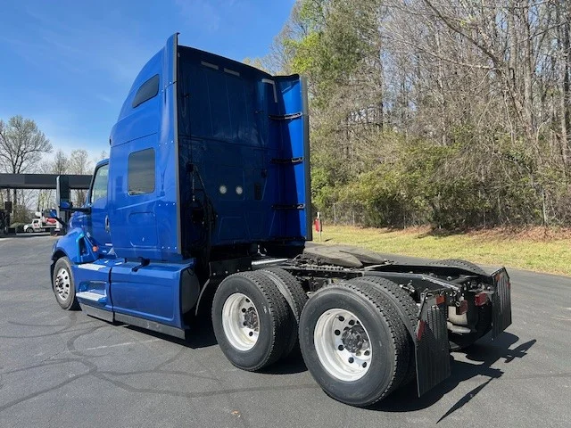 2021 International LT - image 6