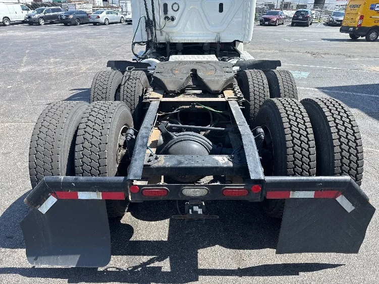 2019 Freightliner Cascadia in Baltimore, MD — photo 6