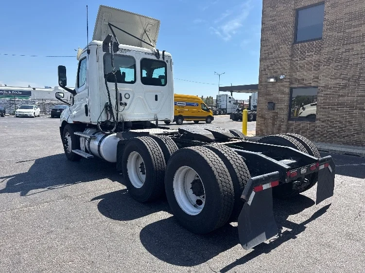 2019 Freightliner Cascadia in Baltimore, MD — photo 5