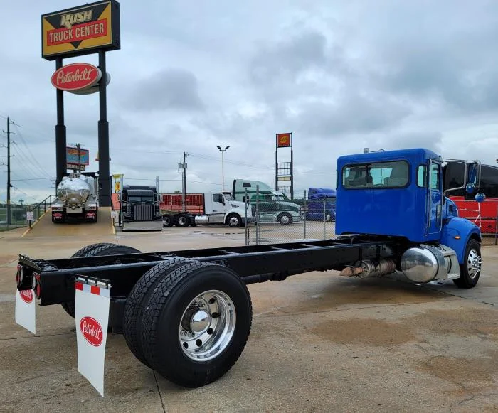 2021 Peterbilt 337 — photo 9