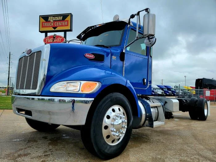 2021 Peterbilt 337 — photo 2