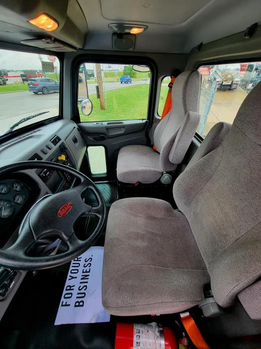 2021 Peterbilt 337 — photo 26