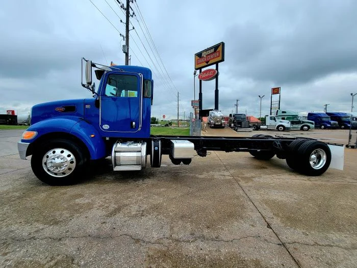 2021 Peterbilt 337 — photo 4