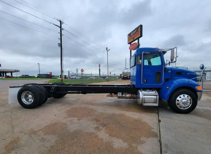 2021 Peterbilt 337 — photo 10