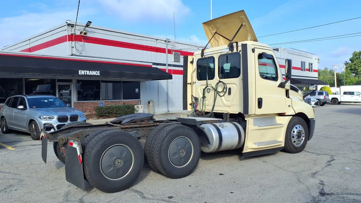 2020 Freightliner Cascadia in Warwick, RI — photo 4