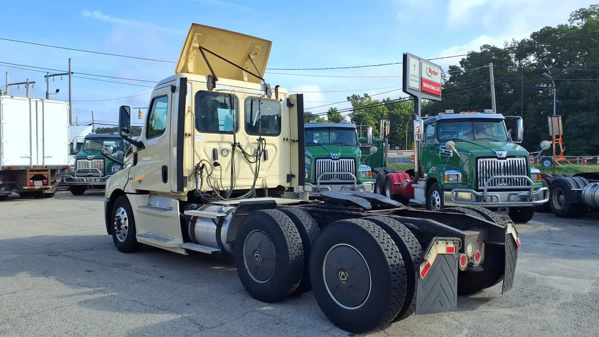 2020 Freightliner Cascadia in Warwick, RI — photo 6