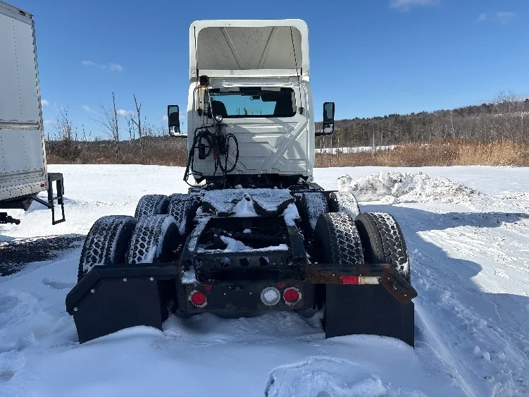 2019 International LT - image 6