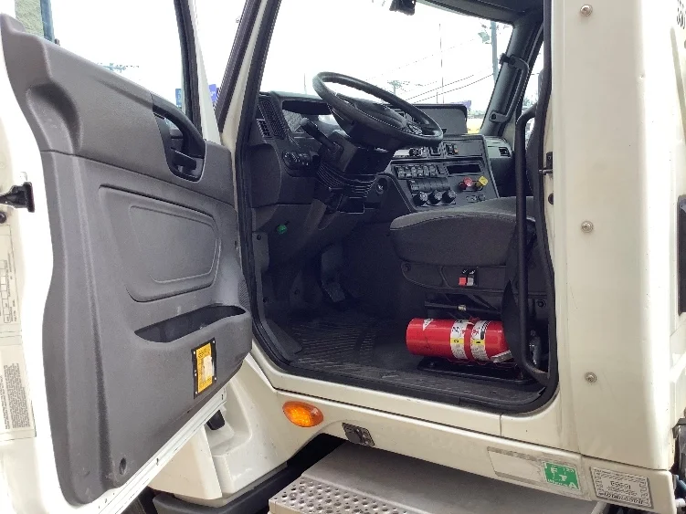 2019 International LT - image 9