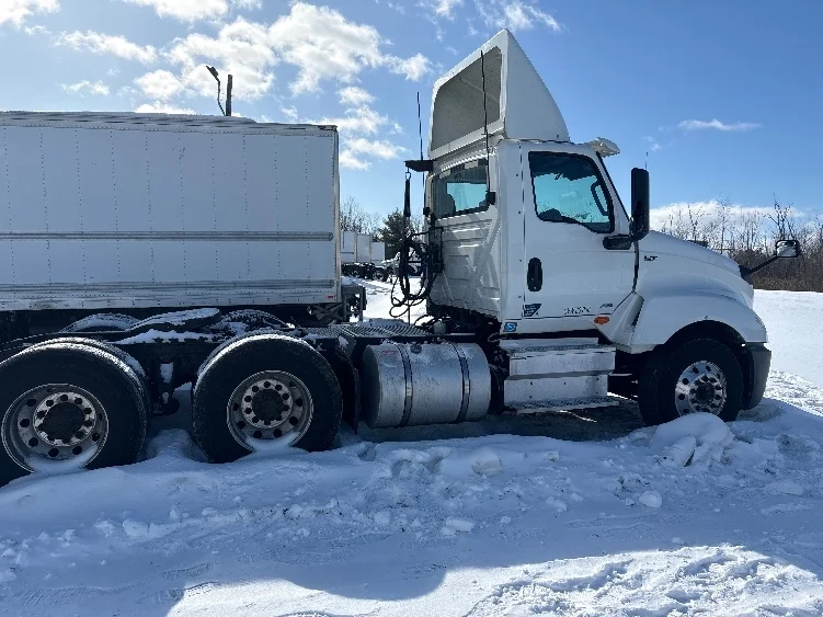 2019 International LT - image 7
