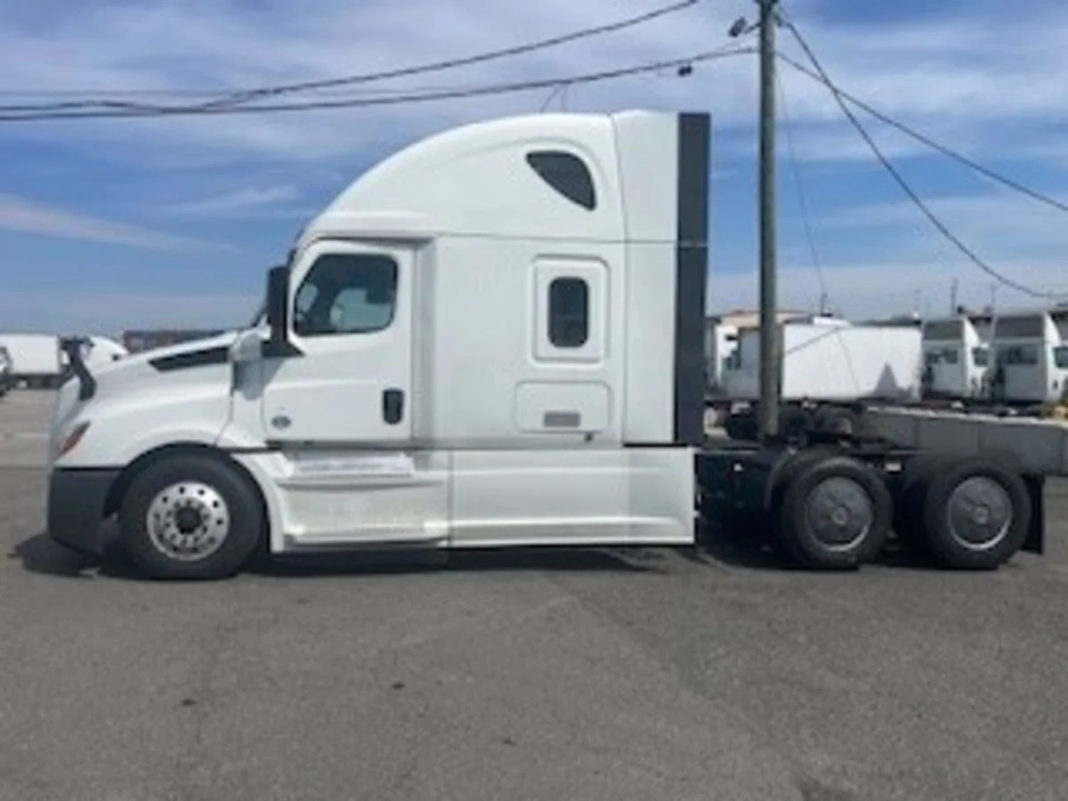 2020 Freightliner Cascadia in Newark, NJ — photo 3