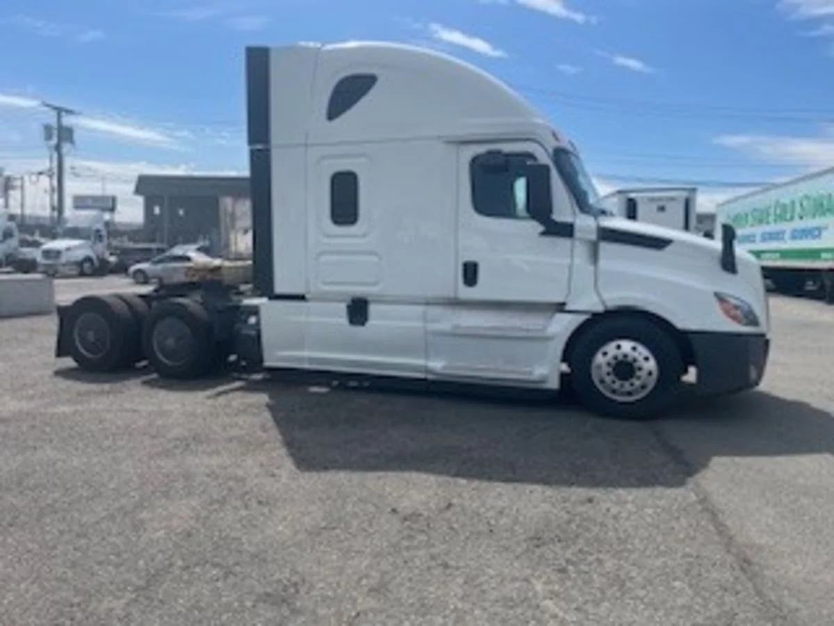 2020 Freightliner Cascadia in Newark, NJ — photo 4