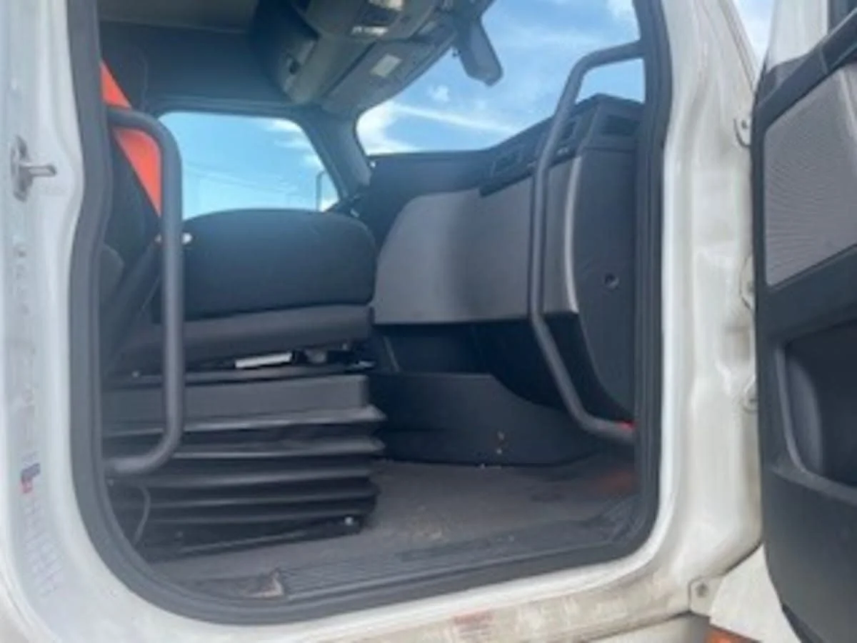 2020 Freightliner Cascadia in Newark, NJ — photo 7