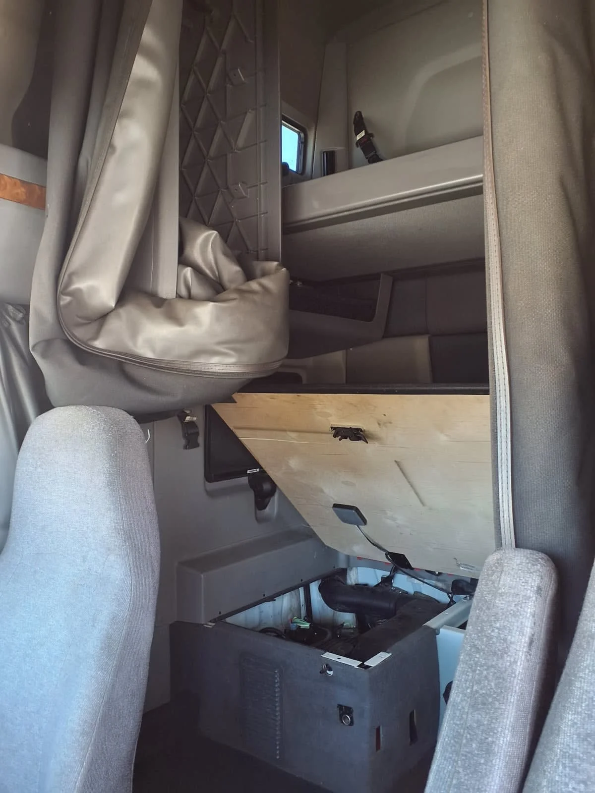 2019 International LT in Cleveland, OH — photo 8