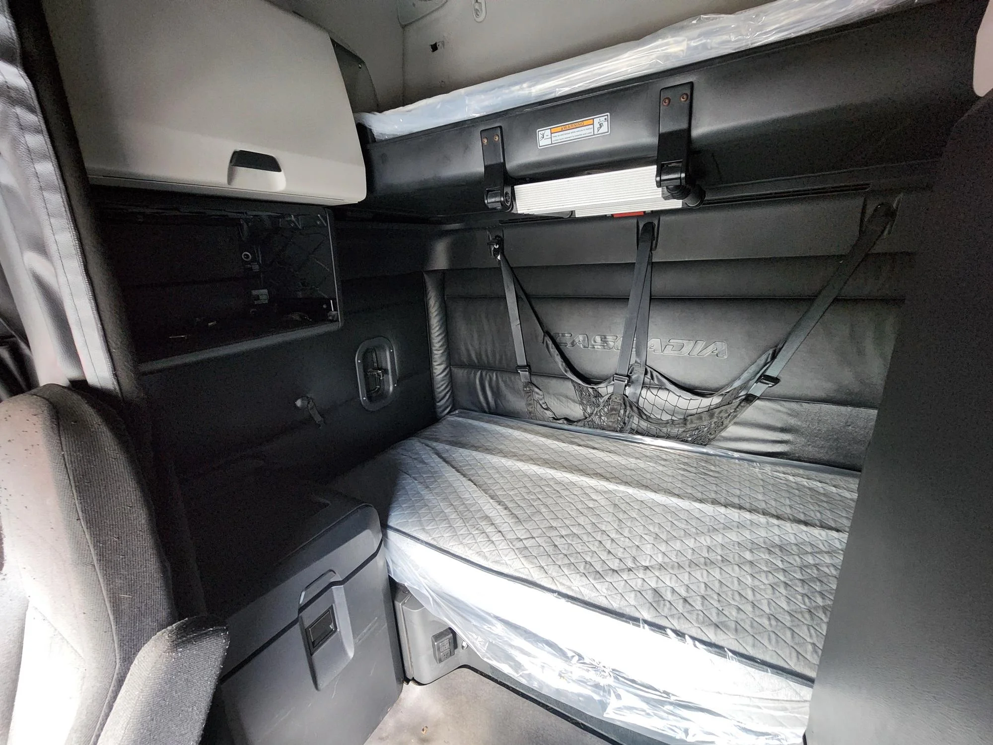 2023 Freightliner Cascadia in Fresno, CA — photo 7